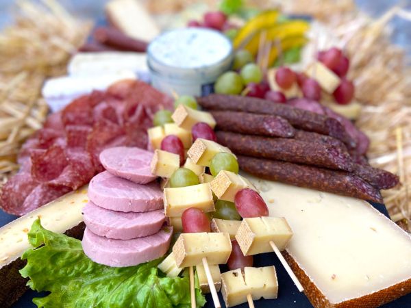 Käse- und Wurstplatten für jeden Anlass, frische Bio-Produkte vom Biomilchhof Berl