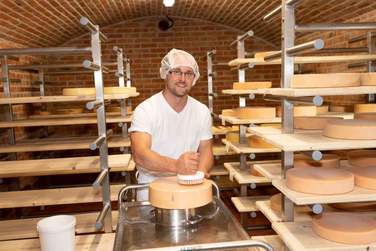 Hofeigene Molkerei: Käseherstellung im Käsekeller